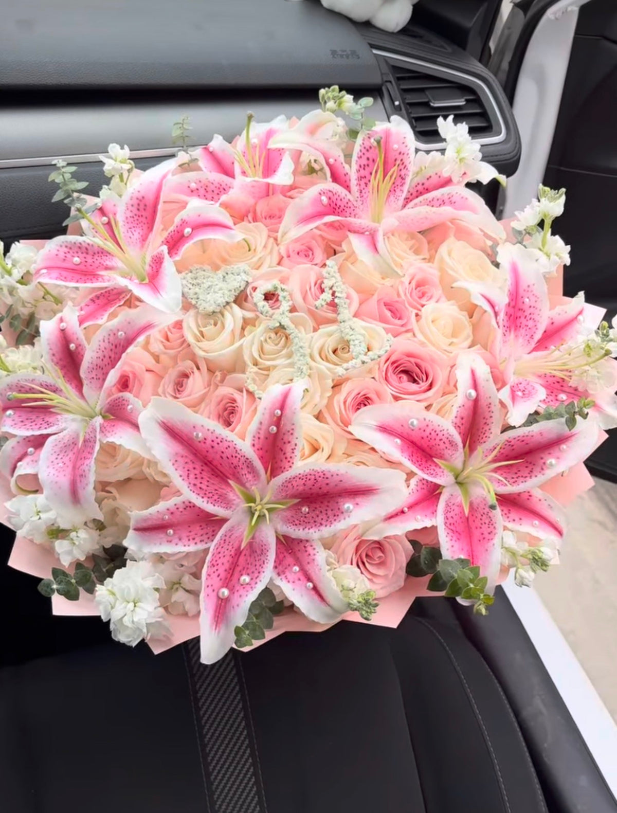75 ct lilies rim with baby breath letter