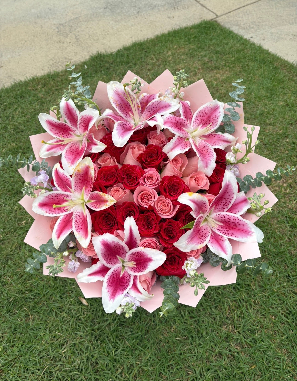 50 stem lilies rim bouquet
